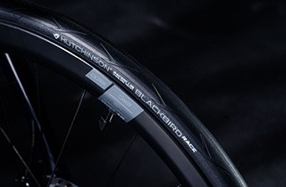 ハッチンソン新モデル、ブラックバード レースとオールシーズンを発表